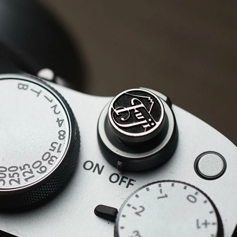 غطاء معدني لفتحة الكاميرا وزر  - مراجعة Canon Camera Eos R50 وسعره